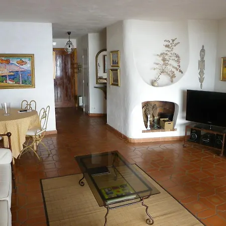 Chardon Apartment *